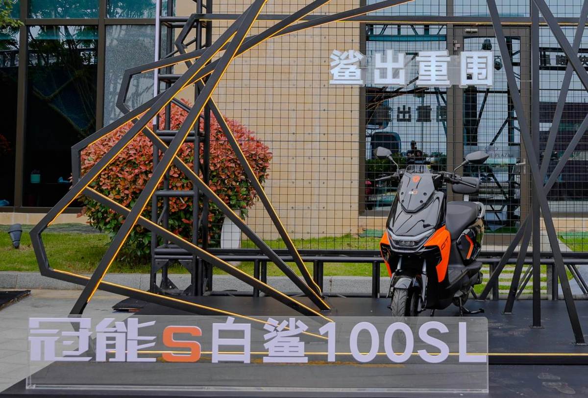 雅迪冠能S白鲨震撼登场：持久长续航新标杆电池耐用保三年(图3)