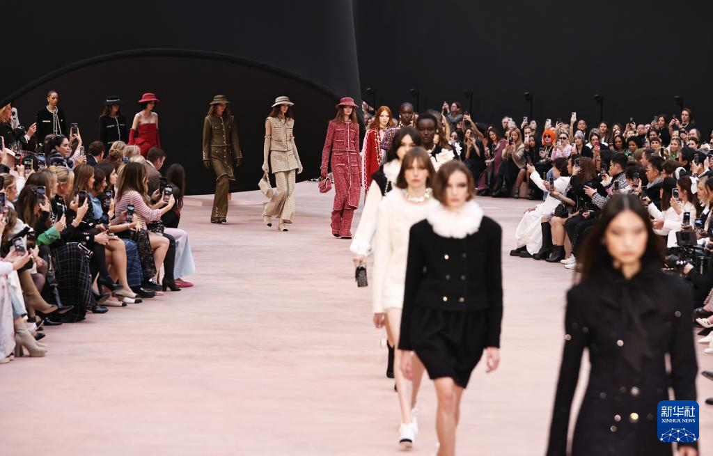 巴黎时装周——香奈儿发布秋冬新品成衣(图2)