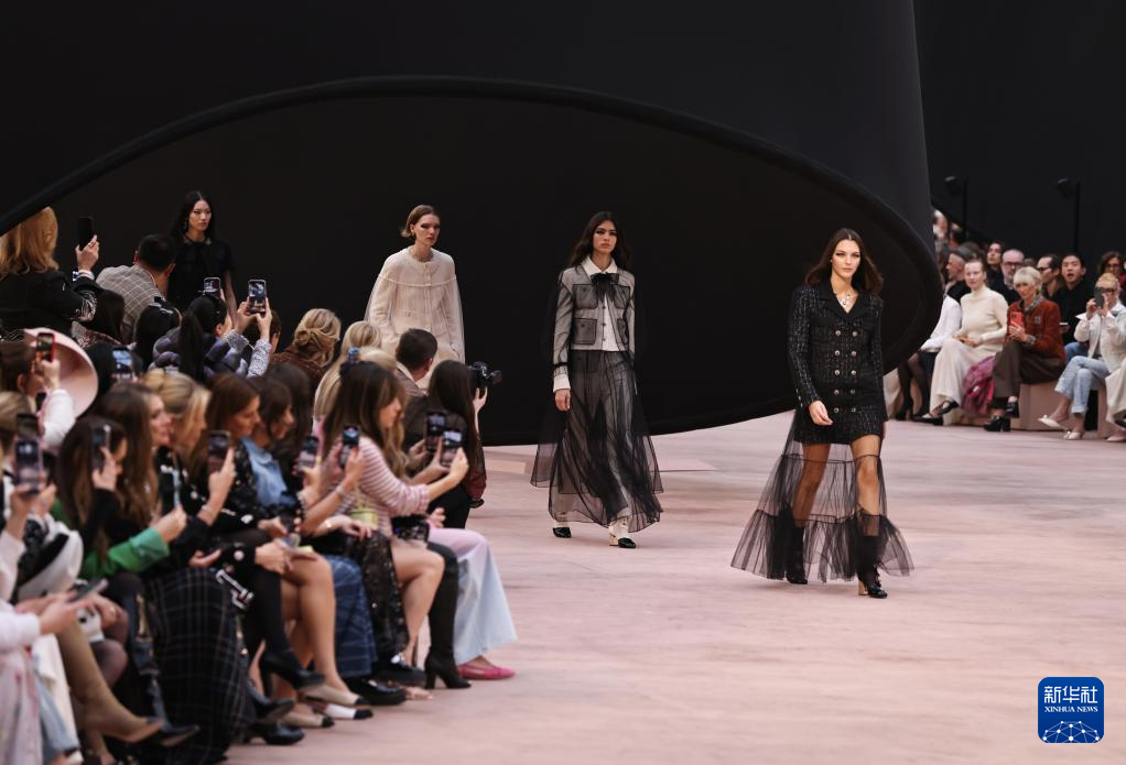 巴黎时装周——香奈儿发布秋冬新品成衣(图4)