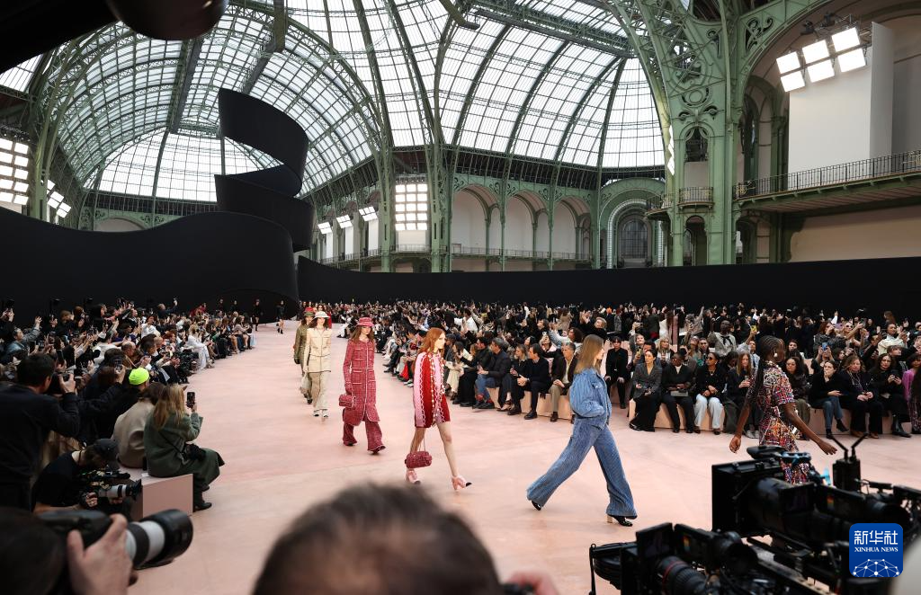 巴黎时装周——香奈儿发布秋冬新品成衣(图7)