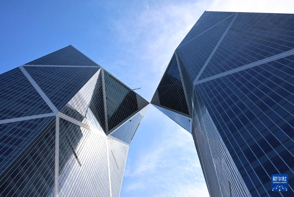 上海：临港新片区中银金融中心外立面幕墙施工收尾地标建筑雄姿初现(图2)