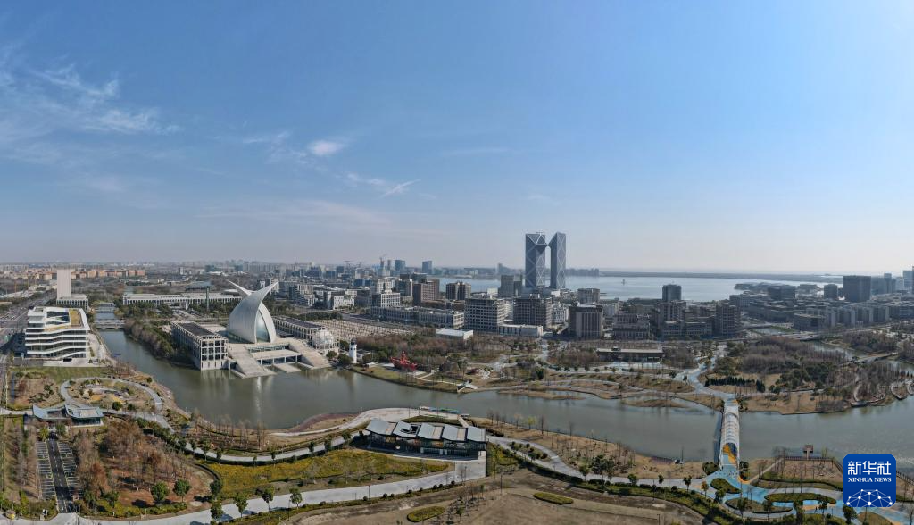 上海：临港新片区中银金融中心外立面幕墙施工收尾地标建筑雄姿初现