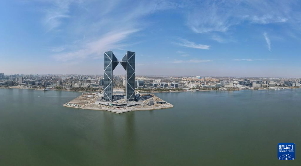 上海：临港新片区中银金融中心外立面幕墙施工收尾地标建筑雄姿初现(图3)