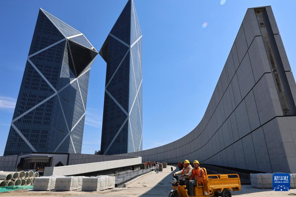 上海：临港新片区中银金融中心外立面幕墙施工收尾地标建筑雄姿初现(图5)