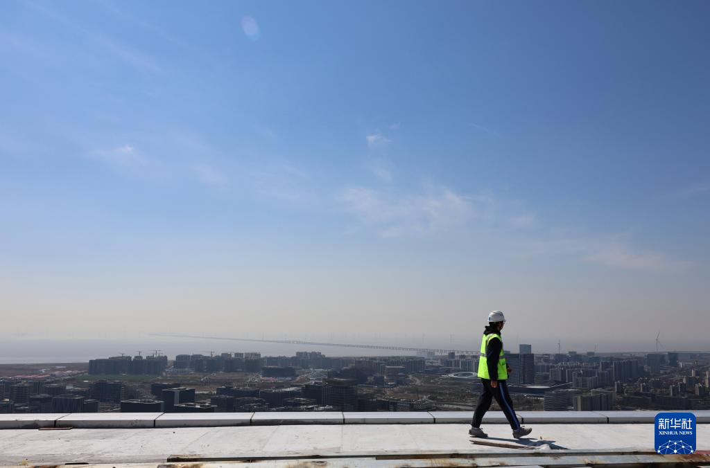 上海：临港新片区中银金融中心外立面幕墙施工收尾地标建筑雄姿初现(图6)