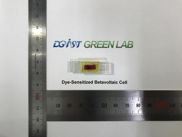科学家们正在利用放射性碳设计制造微型、长寿命的核电池(图1)