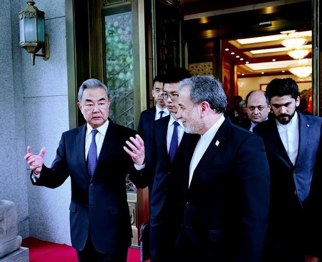 特朗普访华之前伊朗外长主动与王毅拥抱中东局势愈发明朗(图1)